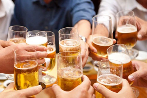 77% nam giới uống rượu bia, Việt Nam bị gọi là "quốc gia say xỉn"