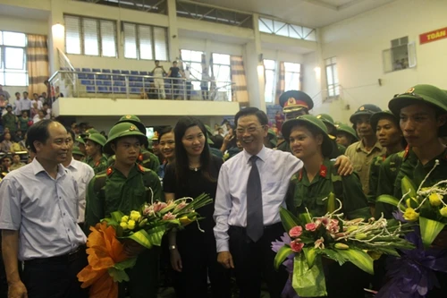 Chủ tịch UBND TP Nguyễn Thế Thảo động viên tân binh lên đường nhập ngũ