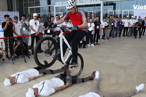 Thót tim với màn trình diễn xe đạp tại BMW World Vietnam 2016