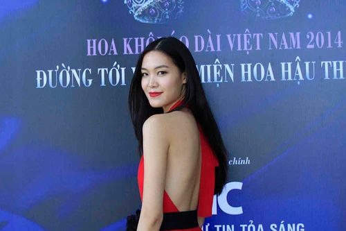 Thùy Dung khoe lưng trần gợi cảm đi chấm thi