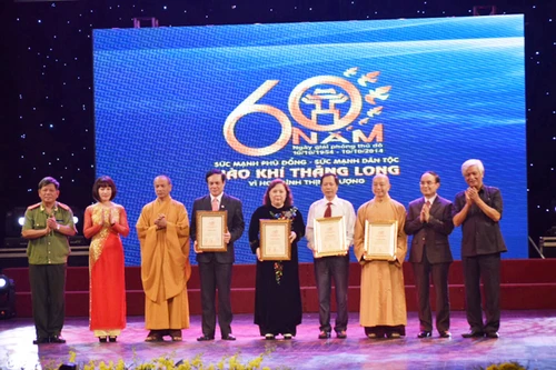 Dự án “Hào khí Thăng Long – Vì hòa bình thịnh vượng”: Trao tượng Vàng cầu bình an