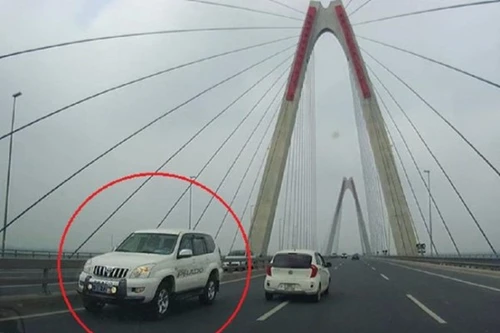 Xe biển xanh chạy ngược chiều trên cầu Nhật Tân là của Bộ Y tế đi đón chuyên gia