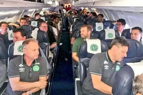 Máy bay chở đội bóng Brazil rơi ở không phận Colombia