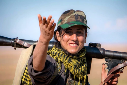 Vẻ đẹp cuốn hút của nữ chiến binh khiến khủng bố IS còn sợ hơn cả tên lửa Mỹ (II)