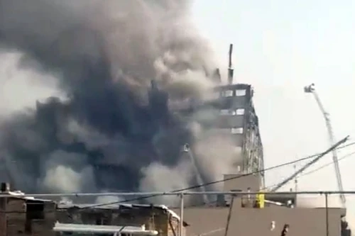 Tòa nhà 17 tầng ở Tehran đổ sụp, 35 lính cứu hỏa mất tích