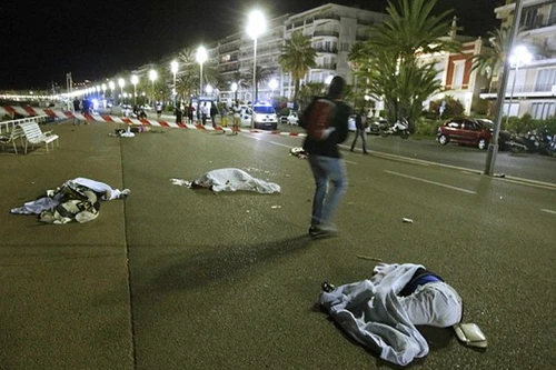 Khoảnh khắc khủng bố lái xe tải cán hàng chục người chết