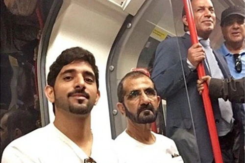 Thủ tướng UAE và Thái tử Dubai diện "áo phông, quần bò" đi tàu điện ngầm ở Anh