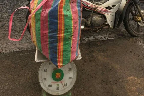 Thu giữ 43kg chất rắn nghi là thuốc nổ