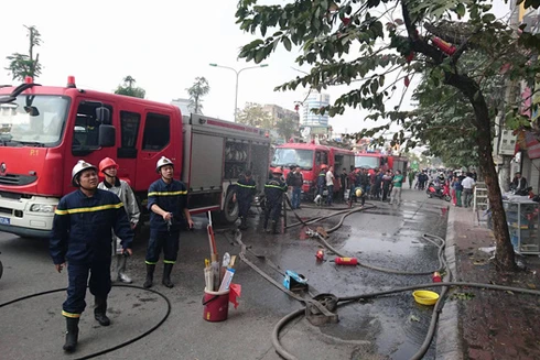 Khẩn trương dập lửa, chống cháy lan trên đường Giải Phóng