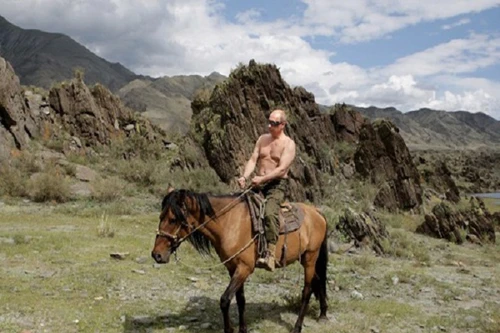 Hơn 100.000 người diễu hành mừng sinh nhật Tổng thống Putin ở Chechnya