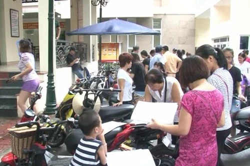 Hạn chót, nhân dân nô nức đi đăng ký xe máy điện