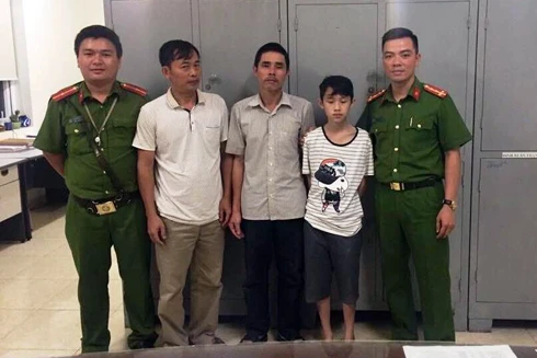 Phát hiện bé trai bị lạc giữa phố phường đông đúc