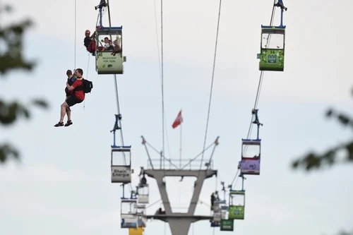 Nghẹt thở cứu 100 hành khách mắc kẹt trên cáp treo ở Đức