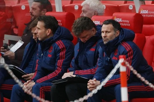 M.U thua thảm tại Stoke, Van Gaal trên đường ra "pháp trường"