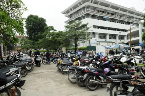 Từ 1-10: Người bệnh đến khám tại Bệnh viện Bạch Mai không còn chỗ gửi xe