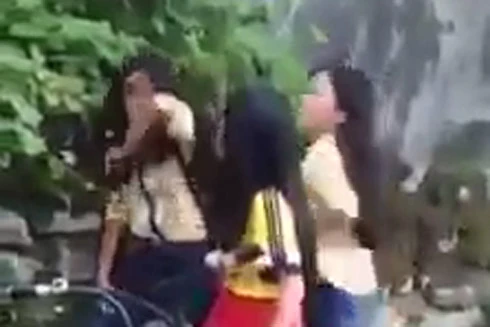 Nữ sinh Huế vừa đánh vừa chửi thề bạn, gây phẫn nộ