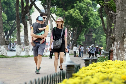 Trước giờ mở cửa không gian đi bộ quanh hồ Hoàn Kiếm: Du khách và cư dân đều háo hức