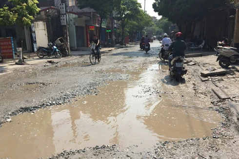 Gần 10 năm chưa làm xong 6km đường