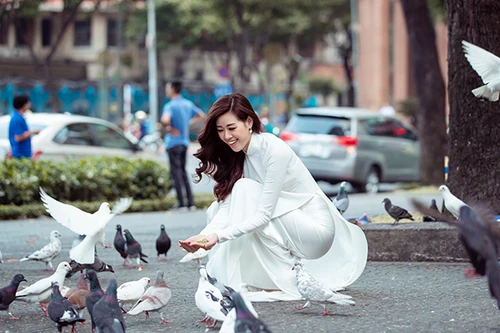 Hoa hậu Khánh Vân duyên dáng trong tà áo dài dạo phố ngày cận Tết