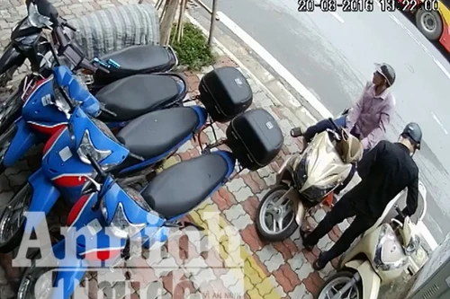 Tận mắt xem hai "siêu trộm" bẻ khóa xe SH Mode chỉ trong... "một nốt nhạc"