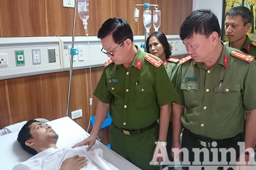 Thăm hỏi chiến sỹ bị thương khi làm nhiệm vụ