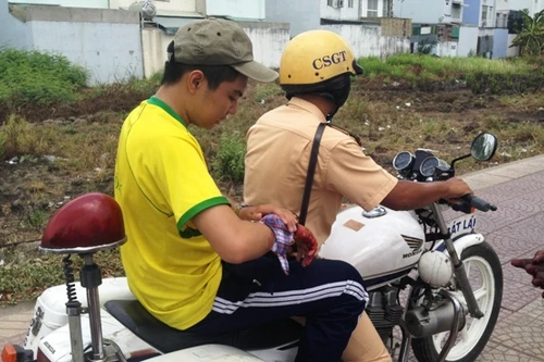 CSGT dùng xe đặc chủng đưa nam sinh bị tai nạn giao thông đi cấp cứu