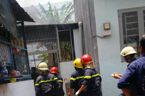 Làm ngã xe máy vào bếp gas mini bốc cháy, 3 người nhập viện