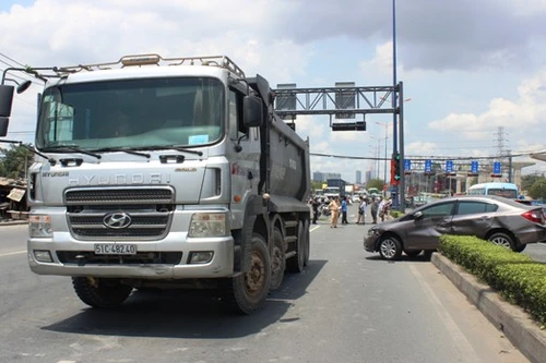 Ô tô bị xe ben húc văng, 2 anh em thoát chết