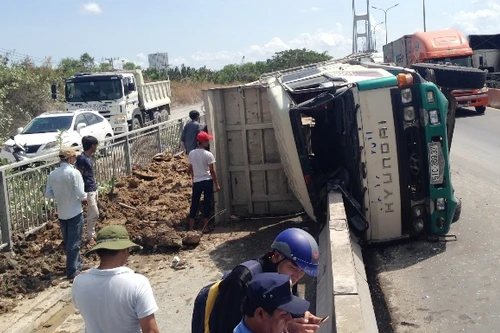 Tài xế nhập viện khi xe ben "cắm" đầu vào dải phân cách