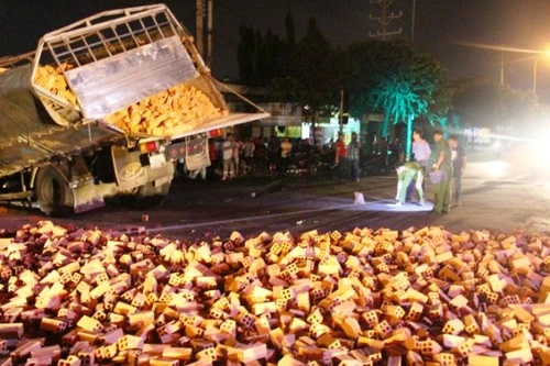 Dùng xà beng cạy cabin đưa thi thể tài xế ra ngoài sau tai nạn