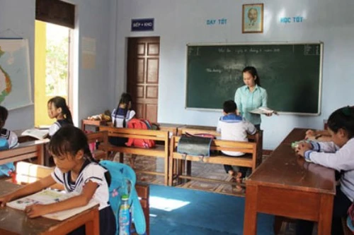 Tặng sổ tiết kiệm các thầy cô dạy học vùng biển đảo