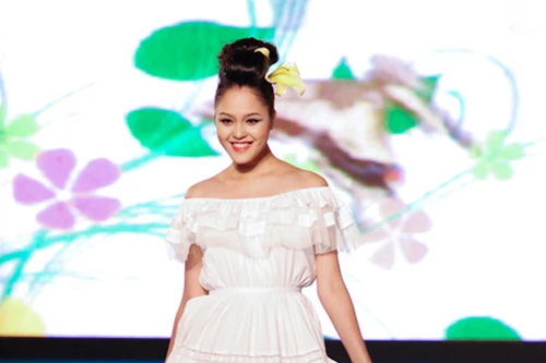 Hoàng Anh mất đà ngã sụp khi múa trên sàn