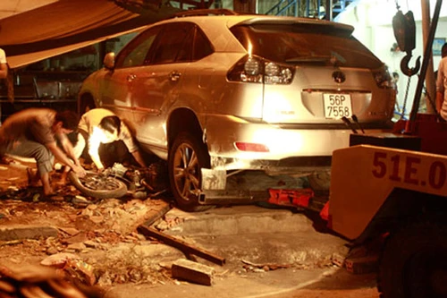 “Xế hộp” bạc tỉ húc chết hai cha con