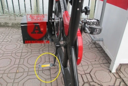 Xe đạp lọc nước ở hồ Hoàng Cầu bị "chôm" pê-đan: Mối hàn có giữ được ý thức chung?