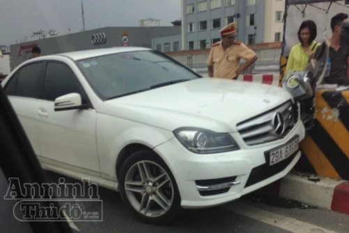 Mercedes C300 đâm trúng dải phân cách đường trên cao