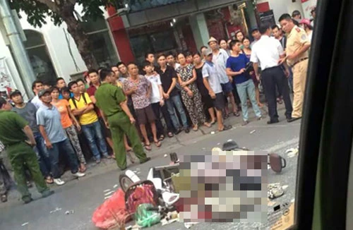 Hà Nội: Cô gái đi xe đạp điện bị ô tô cán tử vong ở ngã tư Trần Phú