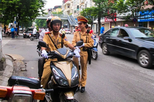 CSGT tìm thấy giấy tờ dự thi thí sinh đánh rơi