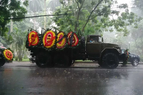 Mưa hoà nước mắt tiễn đưa 18 cán bộ, chiến sĩ hy sinh vụ trực thăng Mi-171 gặp nạn