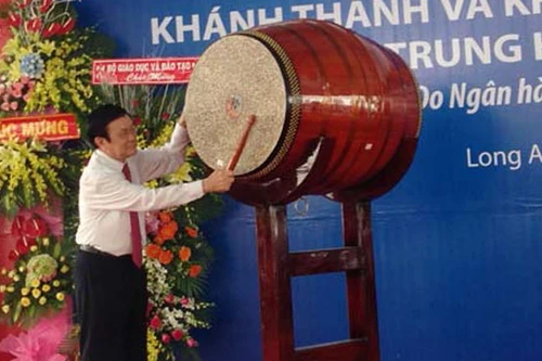 Chủ tịch nước Trương Tấn Sang dự lễ khai giảng tại Trường THPT Hậu Nghĩa