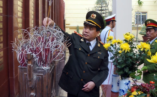 Lãnh đạo CATP dâng hương tưởng nhớ các Anh hùng liệt sỹ