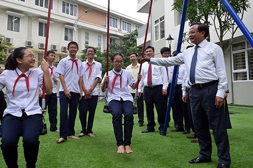 Bí thư Thành ủy Hà Nội Phạm Quang Nghị đánh trống khai giảng tại trường THCS Nghĩa Tân