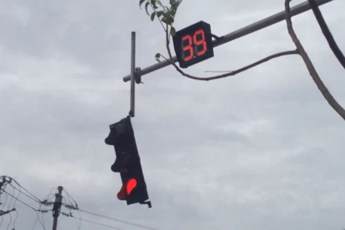 Đèn giao thông treo lủng lẳng, đe dọa rơi trúng người đi đường