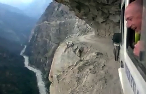 Dựng tóc gáy đi trên con đường "tử thần", thuộc dãy Himalaya