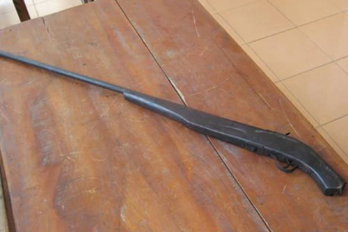 Nghi ngờ vợ ngoại tình, dùng súng kíp bắn trọng thương