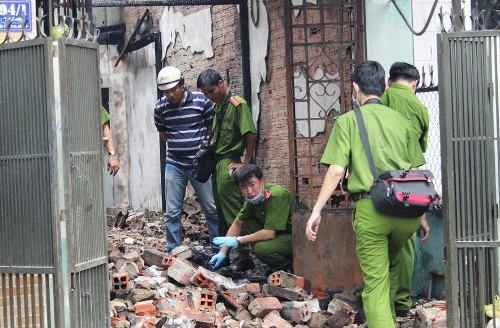 Mâu thuẫn tình cảm, dội xăng đốt cả nhà bạn gái