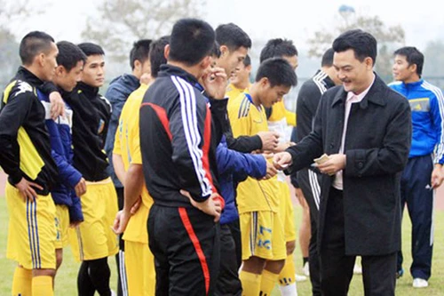 Cầu thủ V-League "méo mặt" với thưởng Tết