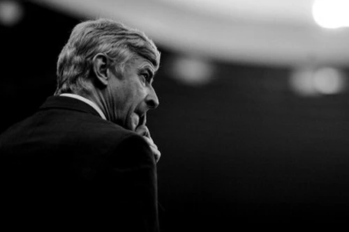 HLV Wenger đã tính chuyện rời Arsenal
