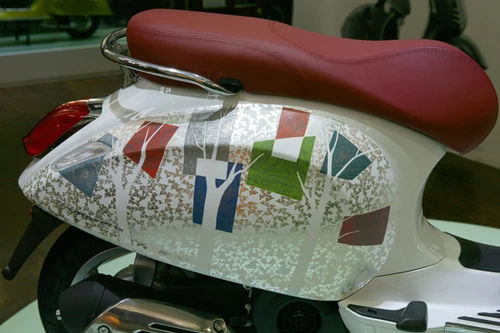 Chiếc Vespa Primavera dát tranh vàng đầu tiên tại Hà Nội
