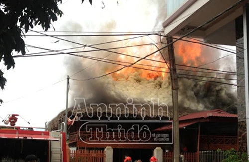 Nhà sàn cháy trơ khung giữa khu dân cư