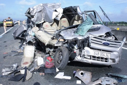 Xe khách húc đuôi xe tải trên cao tốc Trung Lương, 10 người thương vong